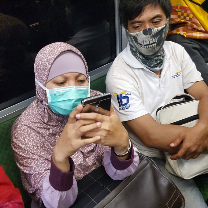 Kelakuan Penumpang Commuterline Ini Bikin Geleng Geleng Kepala