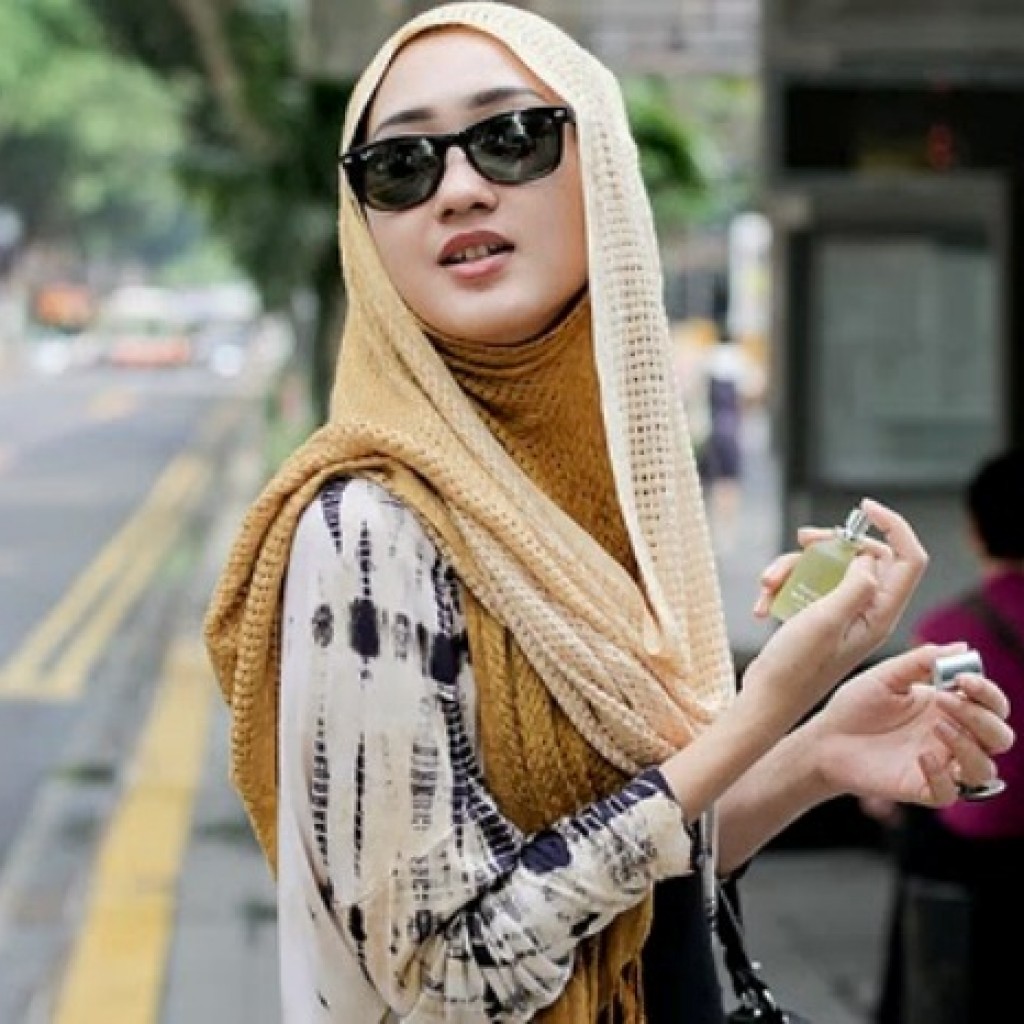 Wanita berhijab kacamata