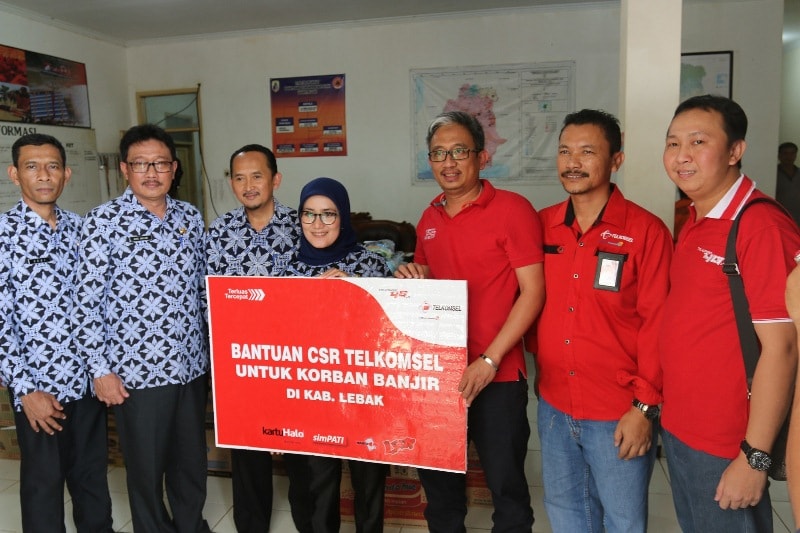 Telkomsel Salurkan Bantuan Logistik Untuk Korban Banjir di Lebak dan Pandeglang