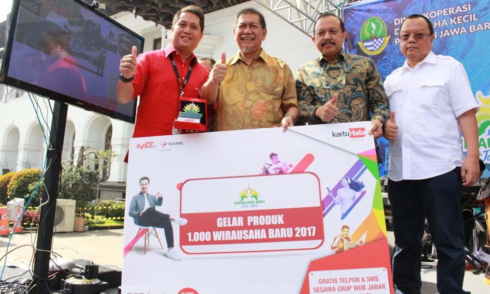 Telkomsel Serahkan 1000 Kartu HALO