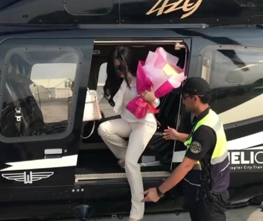 Jualan Kue Mewahnya Syahrini Naik Helikopter ke Bandung