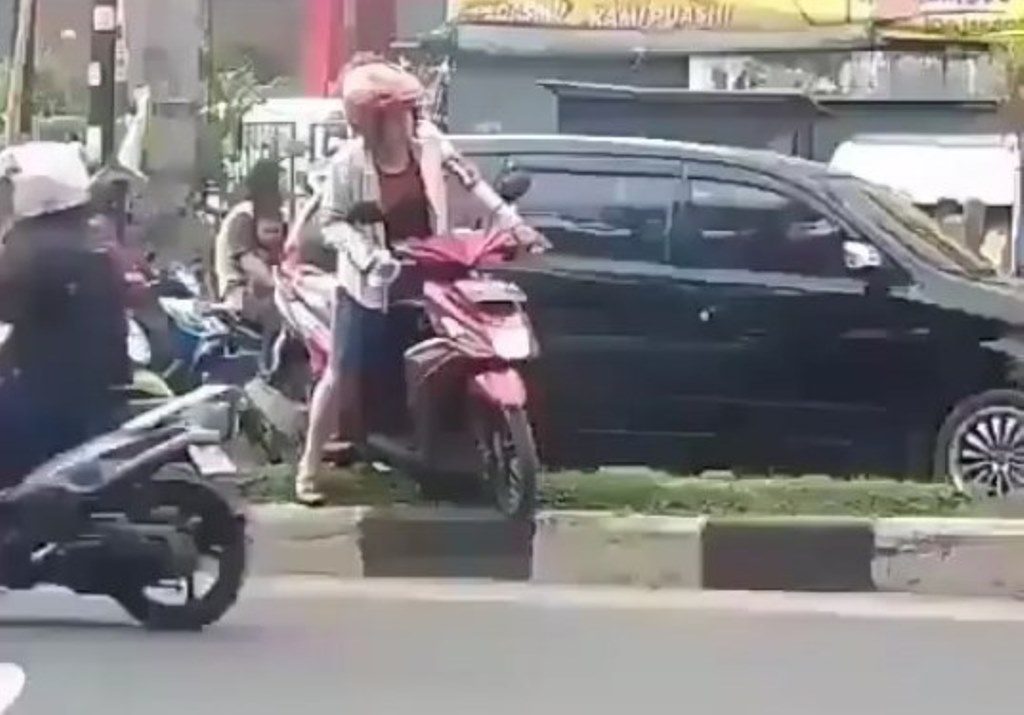 Tepuk Jidat Berkali Kali Aksi Semena Mena Ema Emak Jaman Now ini Bikin Gemes