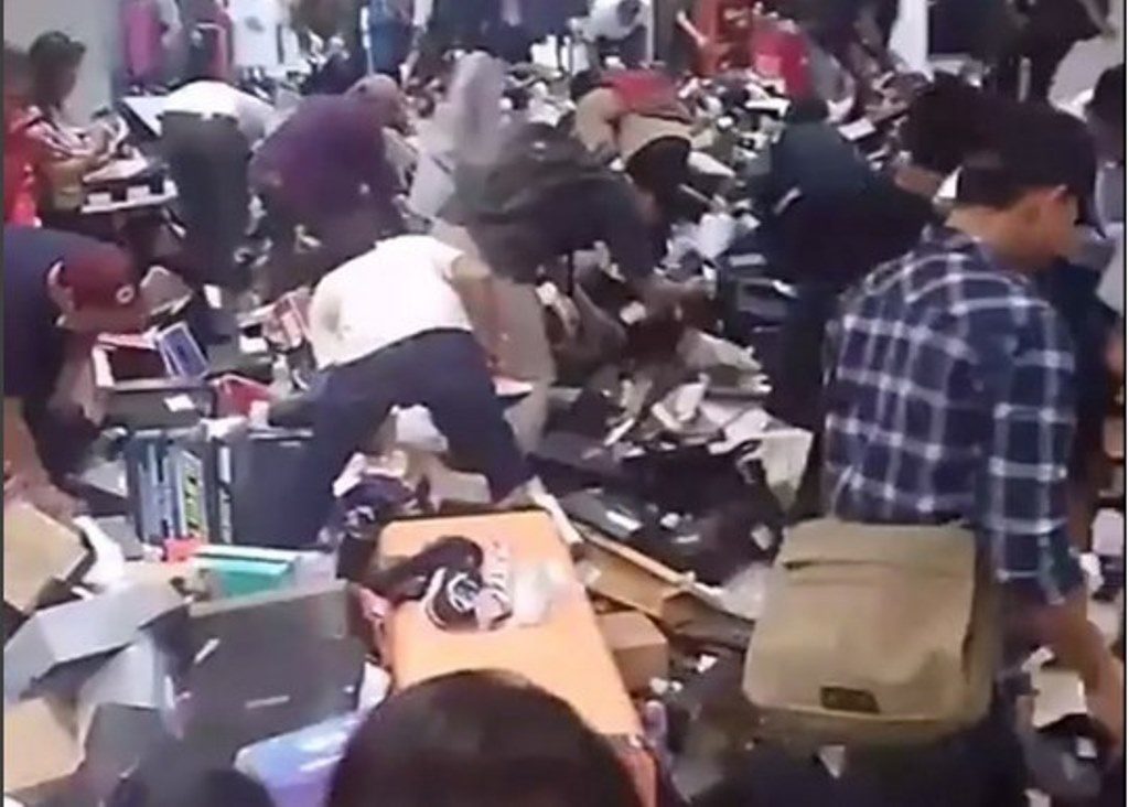 Viral Video Aksi Para Pemberi Berburu Diskon di Toko Retail ini Bikin Tepuk Jidat