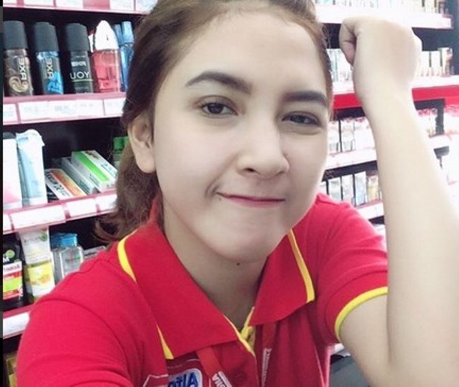 Viral Di Medsos Kasir Alfamart Cantik Ini Bikin Netizen Klepek Klepek Rancah Post 2844