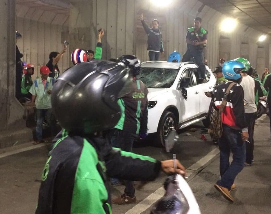 Serempetan dengan Ojek Online Nissan X Trail Diamuk Hingga Rusak Parah Videonya Viral