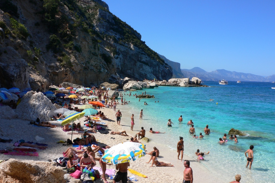 Curi Pasir Pantai Sardinia Wisatawan ini Harus Bayar Denda Belasan Juta