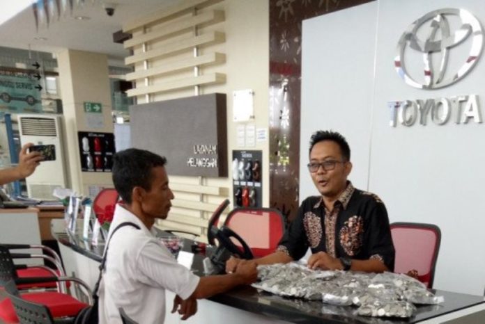 Heboh Petani di Majalengka Beli Mobil Pakai Koin Hasil Tabungan untuk Tawuran