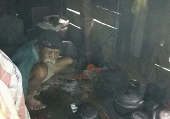 Tinggal Sebatang Kara di Gubuk Tanpa Lampu Kakek Berusia 100 Tahun ini Kadang Tak Makan Seharian