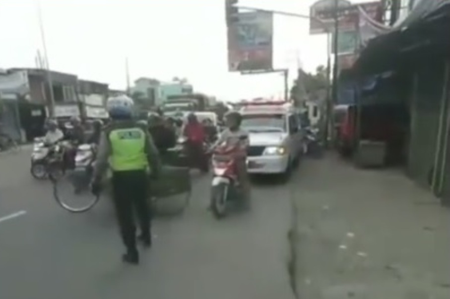 Viral Petugas Tak Prioritaskan Ambulans Melintas Saat Jalanan Sedang Ramai Cek Videonya