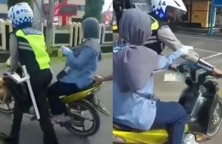 Emak emak Tak Terima Ditilang Ngotot Tak Mau Turun dari Motor yang Didorong Polisi