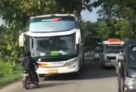 VIRAL Aksi Pemotor Berani Hadang Bus Lawan Arah di Sragen
