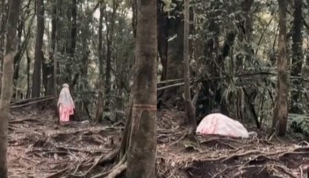 Viral Wanita ini Tetap Sempatkan Waktu Untuk Sholat Saat Mendaki Gunung Idaman Banget