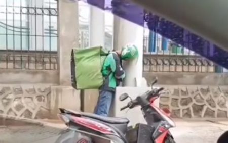 Kelelahan Abang Driver Ojol ini Terekam Tidur Sambil Berdiri di Bawah Flyover