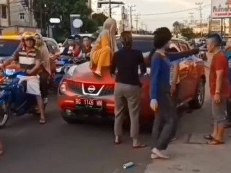 Viral Aksi Wanita Naik ke Atas Kap Mobil Saat Labrak Pengemudinya Kenapa