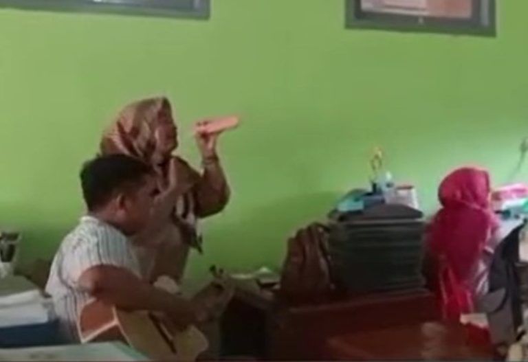 Viral Video Guru SMK Cover Lagu Tak Ingin Usai Suaranya Bikin Terpukau