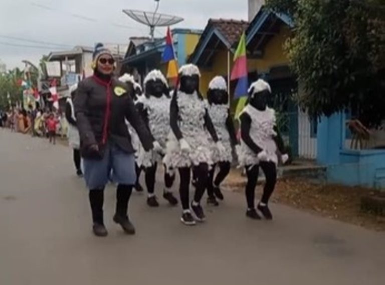 Kocak Emak emak ini Ikut Lomba Gerak Jalan Pakai Kostum Shaun The Sheep