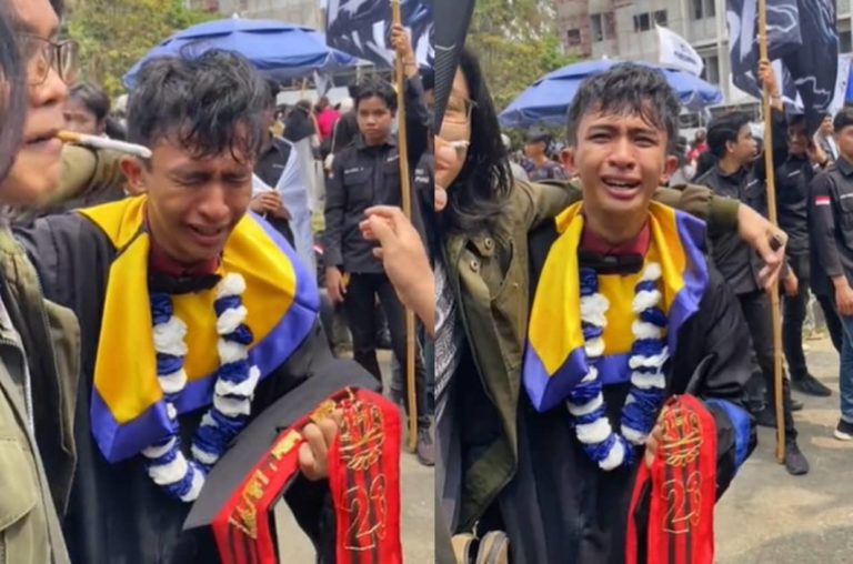 Akhirnya Lulus, Mahasiswa Nangis Sejadi jadinya Saat Wisuda Usai Kuliah 14 Semester