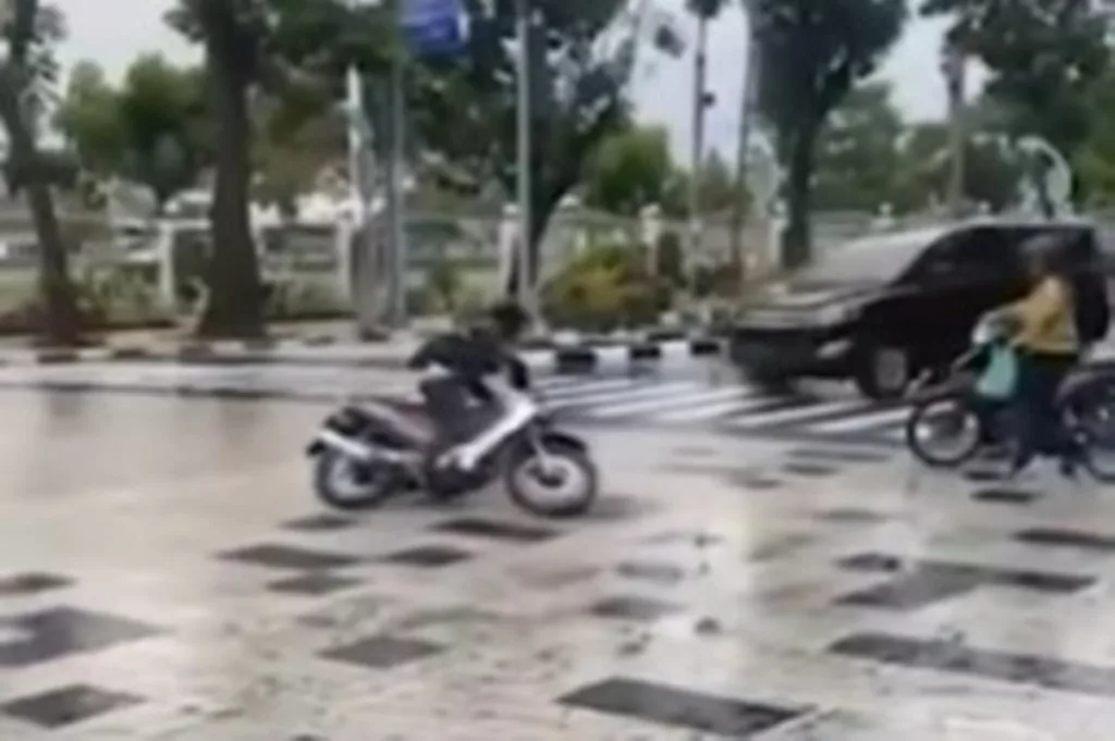 VIRAL Jalan di Medan Dikeramik Bikin Banyak Pemotor Terpeleset, Bahaya!